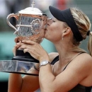 Sharapova gây tranh cãi nảy lửa: Đạo đức hay tiền