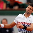 Djokovic thoát hiểm sau năm set ở Roland Garros
