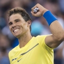 Nadal 'xử đẹp' đối thủ kỵ giơ, Federer dễ dàng đi tiếp ở Rogers Cup