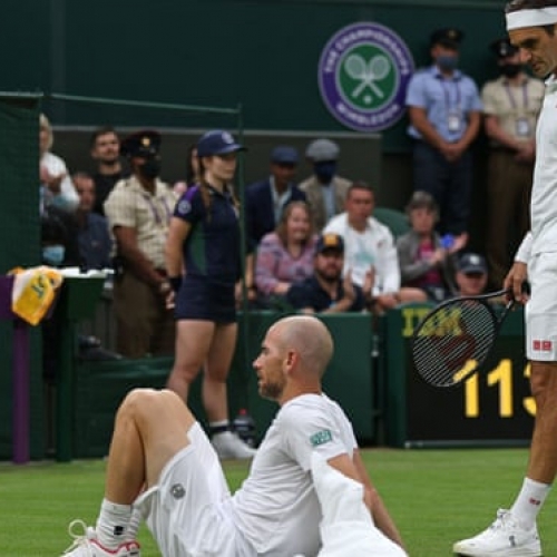 Federer thoát hiểm ở vòng một Wimbledon